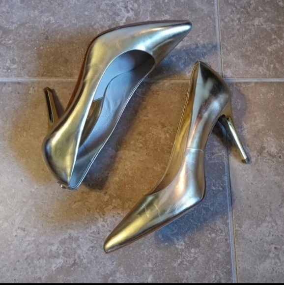 Michael MK Gold Heels 6-7.5 - Picture 2 of 4